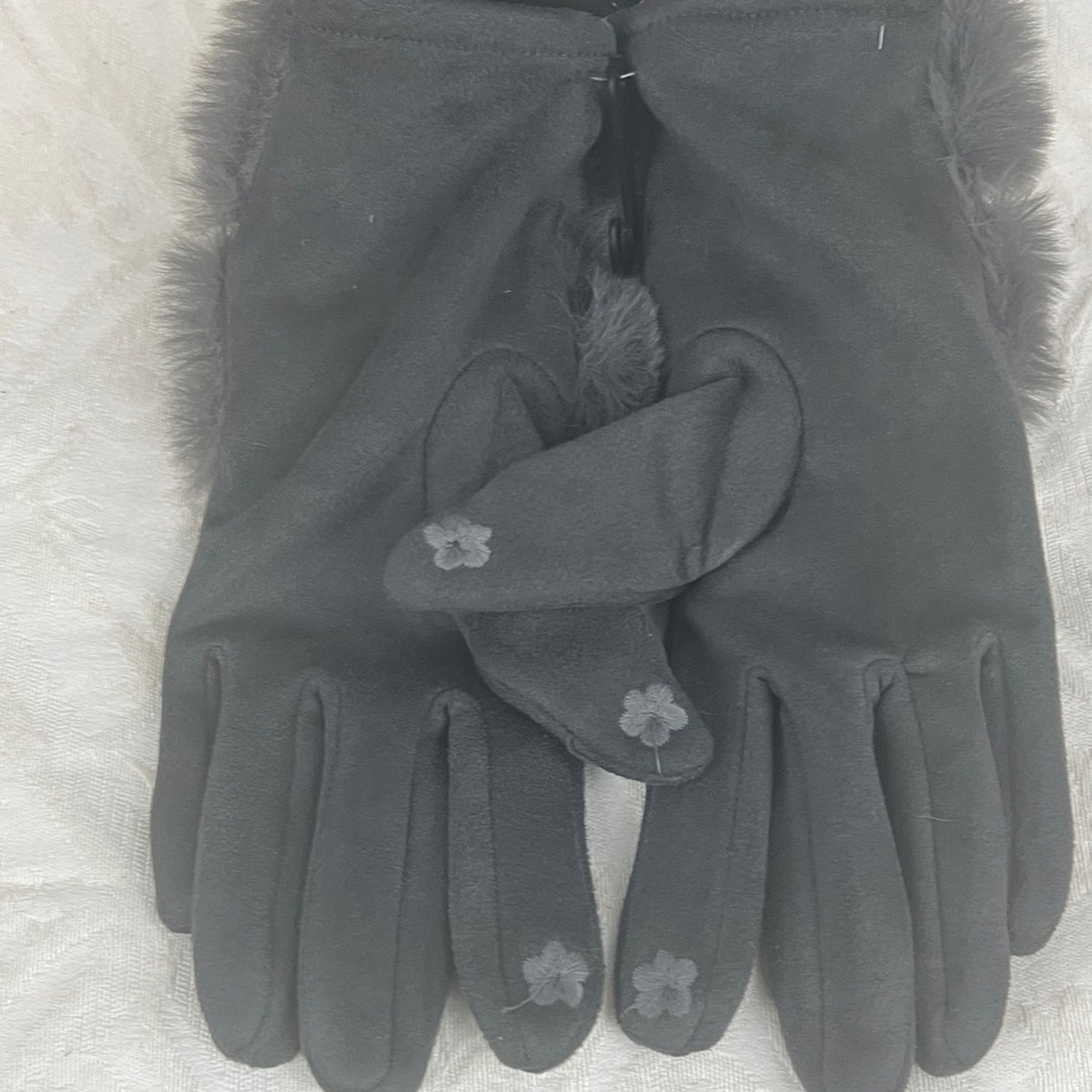 NWT Women's Grey Faux Suede/Fur Cuff Gloves with Faux Pearl Accent. SMART TOUCH - Picture 3 of 4